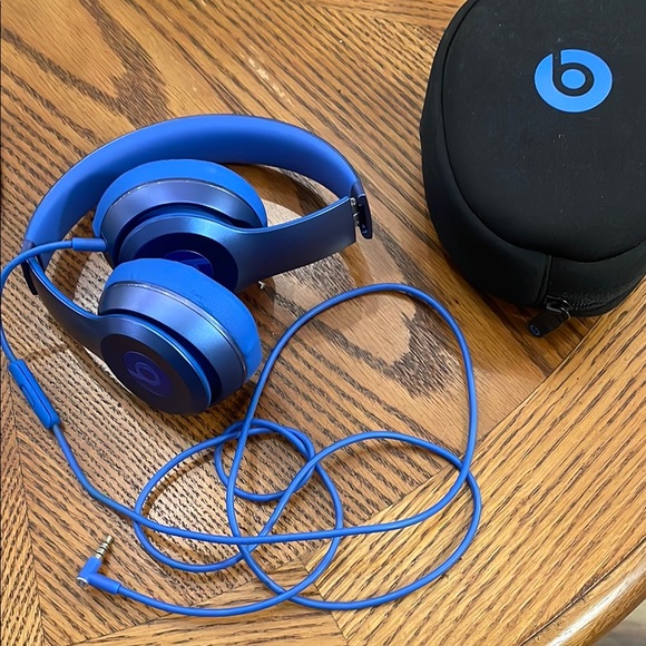 Beats Blue Wired Headphones with Case - Picture 3 of 4